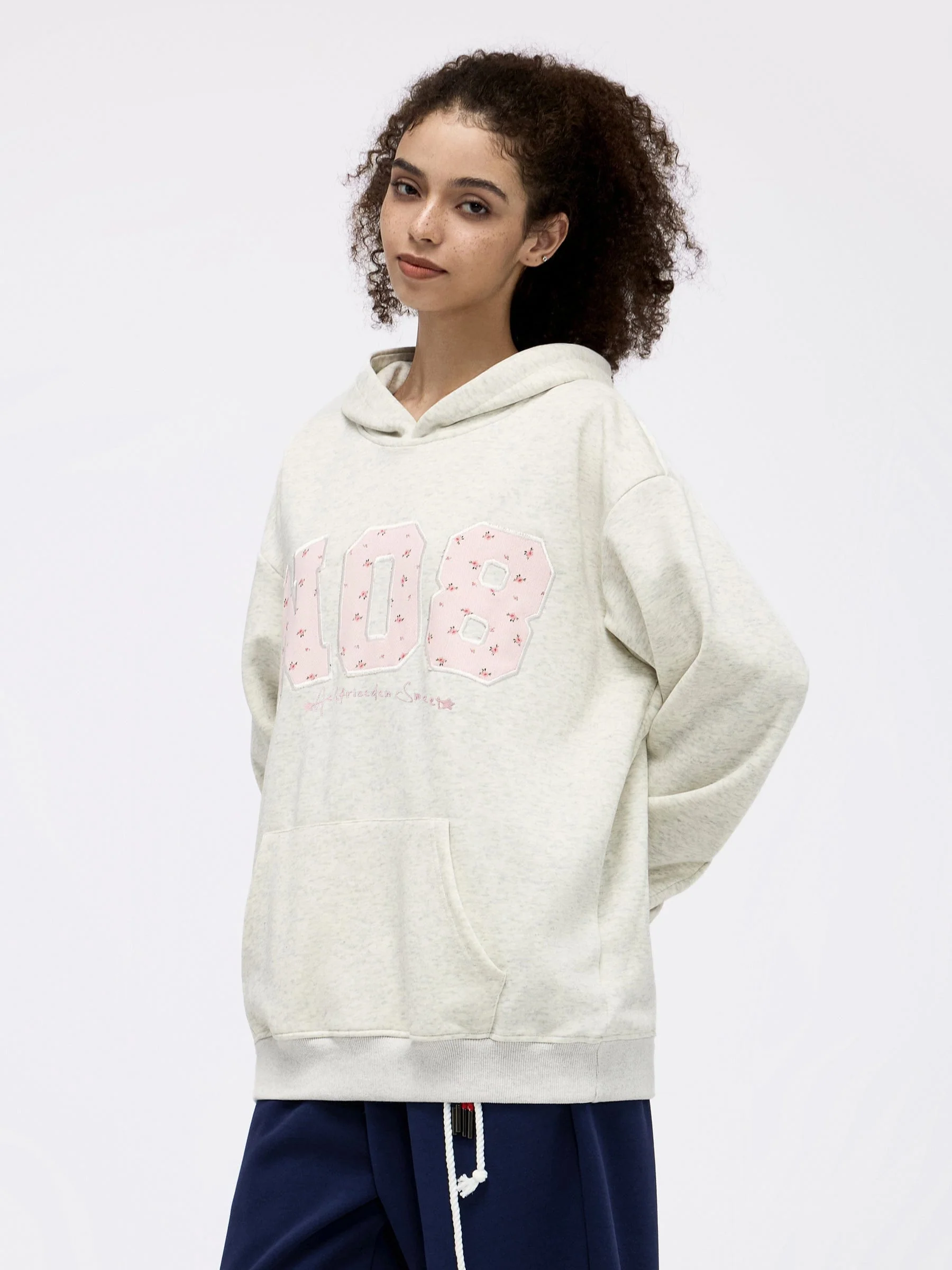 Aelfric Eden – Kapuzenpullover mit Blumenstickerei und Nummer - Image 6